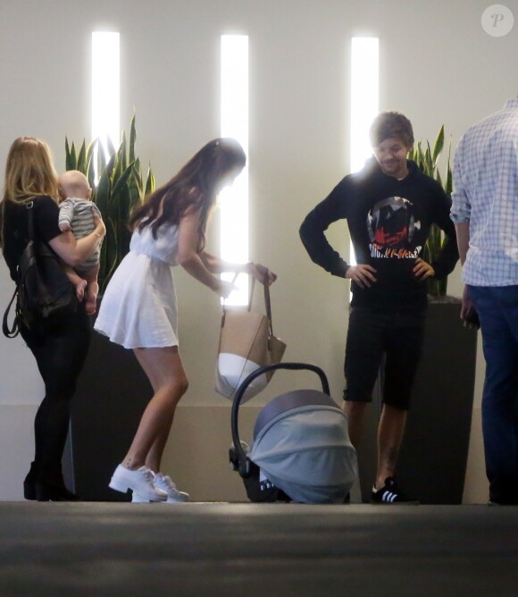 Louis Tomlinson a accompagné la mère de son fils, Briana Jungwirth, et son fils Freddie dans un centre commercial à Los Angeles. Le 9 juin 2016