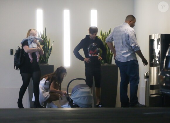 Louis Tomlinson a accompagné la mère de son fils, Briana Jungwirth, et son fils Freddie dans un centre commercial à Los Angeles. Le 9 juin 2016