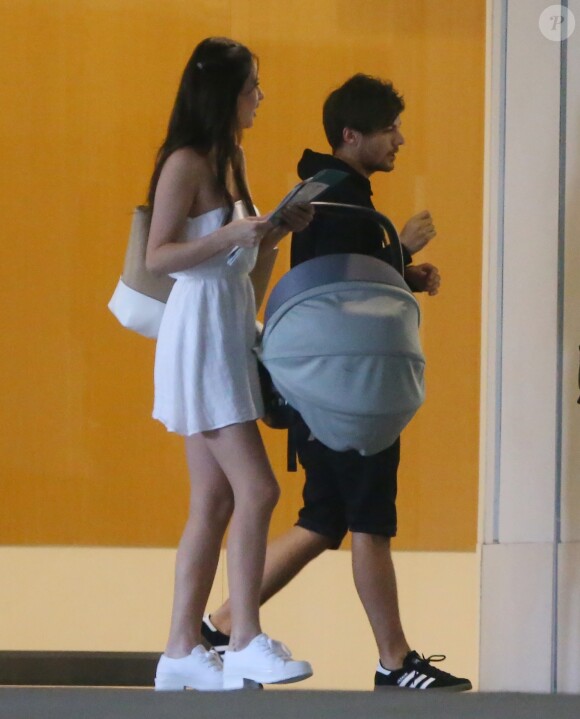 Louis Tomlinson a accompagné la mère de son fils, Briana Jungwirth, et son fils Freddie dans un centre commercial à Los Angeles. Le 9 juin 2016
