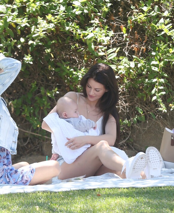 Briana Jungwirth et son fils Freddie déjeunent dans un parc avec une amie à Los Angeles le 16 mai 2016.