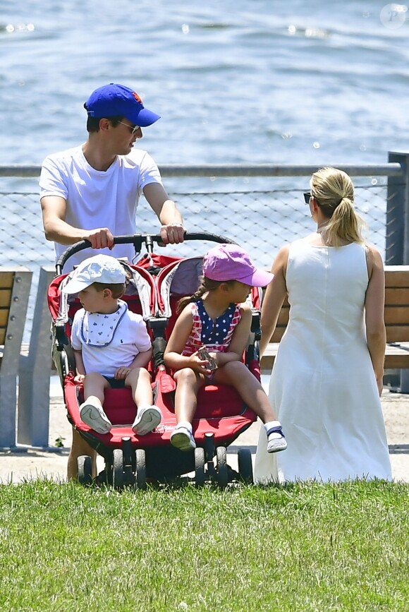 Exclusif - Ivanka Trump et son mari Jared Kushner à Brooklyn Bridge avec leurs enfants Arabella et Joseph à New York le 26 juin 2016.