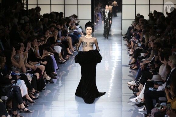 Défilé Giorgio Armani Privé (collection Haute Couture automne-hiver 2016/17) au Palais de Chaillot à Paris, France, le 5 juillet 2016.
