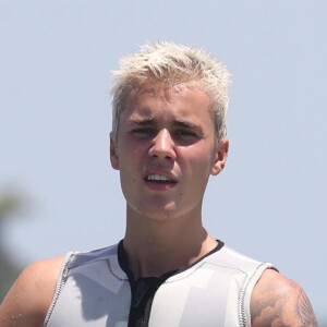Justin Bieber fait du wavejet à Miami, le 5 juillet 2016