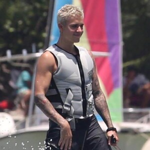 Justin Bieber fait du wavejet à Miami, le 5 juillet 2016