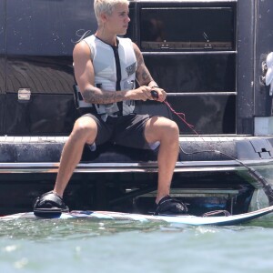 Justin Bieber fait du wavejet à Miami, le 5 juillet 2016  Singer Justin Bieber is seen spending his downtime from his Purpose World Tour in Miami, Florida on July 5, 2016. Justin wake-boarded and spent his time relaxing and having fun with friends and family.05/07/2016 - Miami