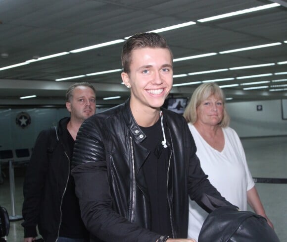 Debbie Rowe et son fiancé Marc Schaffel, en compagnie du jeune chanteur belge Ian Thomas dont ils sont les managers, arrivent à l'aéroport de Sao Paulo au Brésil, le 26 août 2014.