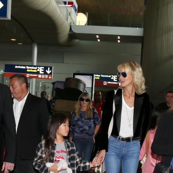 Johnny Hallyday avec sa femme Laeticia, ses enfants Jade et Joy ainsi que la Grand-mère de Laeticia, Elyette Boudou arrivent à l'aéroport de Roissy en provenance de Los Angeles. Johnny rentre en France pour entamer sa tournée le 29 juin 2016 à Sedan.