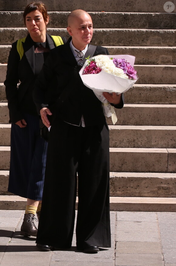 La femme de Roger Dumas - Obsèques du comédien et parolier Roger Dumas en l'église Saint-Roch à Paris le 7 juillet 2016.
