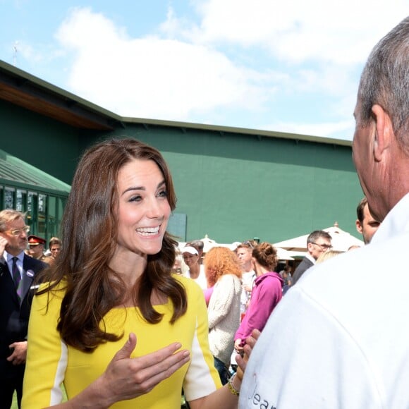 Catherine Kate Middleton, duchesse de Cambridge, rencontre le personnel qui encadre le tournoi de tennis de Wimbledon le 7 juillet 2016.