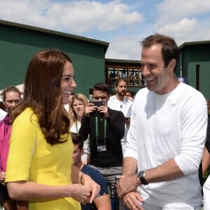 Catherine Kate Middleton, duchesse de Cambridge, rencontre le personnel qui encadre le tournoi de tennis de Wimbledon le 7 juillet 2016.