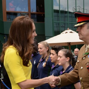 Catherine Kate Middleton, duchesse de Cambridge, rencontre le personnel qui encadre le tournoi de tennis de Wimbledon le 7 juillet 2016.