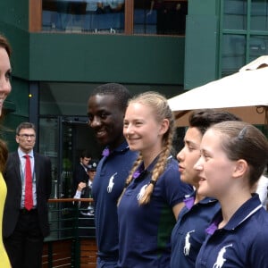 Catherine Kate Middleton, duchesse de Cambridge, rencontre le personnel qui encadre le tournoi de tennis de Wimbledon le 7 juillet 2016.