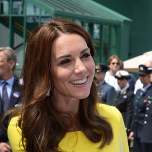 Catherine Kate Middleton, duchesse de Cambridge, rencontre le personnel qui encadre le tournoi de tennis de Wimbledon le 7 juillet 2016.