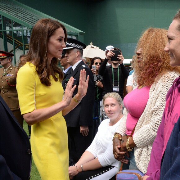Catherine Kate Middleton, duchesse de Cambridge, rencontre le personnel qui encadre le tournoi de tennis de Wimbledon le 7 juillet 2016.