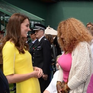 Catherine Kate Middleton, duchesse de Cambridge, rencontre le personnel qui encadre le tournoi de tennis de Wimbledon le 7 juillet 2016.