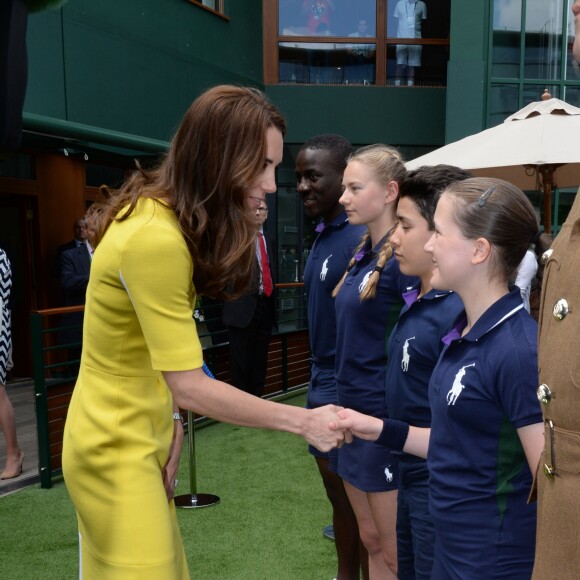 Catherine Kate Middleton, duchesse de Cambridge, rencontre le personnel qui encadre le tournoi de tennis de Wimbledon le 7 juillet 2016.