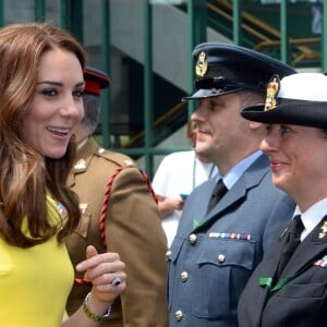 Catherine Kate Middleton, duchesse de Cambridge, rencontre le personnel qui encadre le tournoi de tennis de Wimbledon le 7 juillet 2016.