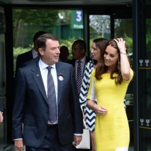 Catherine Kate Middleton, duchesse de Cambridge, rencontre le personnel qui encadre le tournoi de tennis de Wimbledon le 7 juillet 2016.