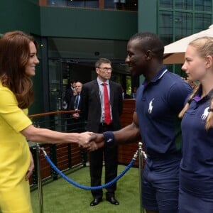 Catherine Kate Middleton, duchesse de Cambridge, rencontre le personnel qui encadre le tournoi de tennis de Wimbledon le 7 juillet 2016.