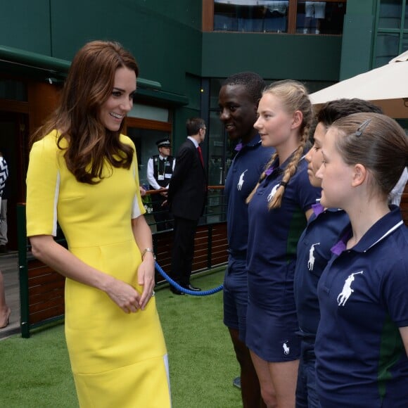 Catherine Kate Middleton, duchesse de Cambridge, rencontre le personnel qui encadre le tournoi de tennis de Wimbledon le 7 juillet 2016.