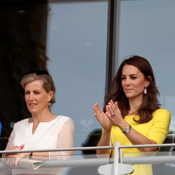 Kate Middleton (Duchesse de Cambridge) au tournoi de Wimbledon avec Philip Brook, Gill Brook, Sophie (La Comtesse de Wessex) et Rebecca Deacon, à Londres le 7 juillet 2016