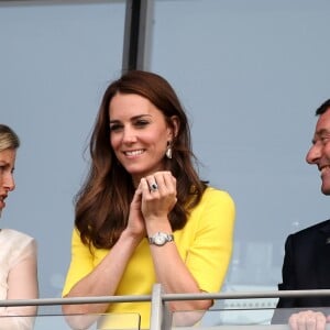 Kate Middleton (Duchesse de Cambridge) au tournoi de Wimbledon avec Philip Brook, Gill Brook, Sophie (La Comtesse de Wessex) et Rebecca Deacon, à Londres le 7 juillet 2016