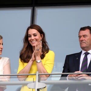 Kate Middleton (Duchesse de Cambridge) au tournoi de Wimbledon avec Philip Brook, Gill Brook, Sophie (La Comtesse de Wessex) et Rebecca Deacon, à Londres le 7 juillet 2016