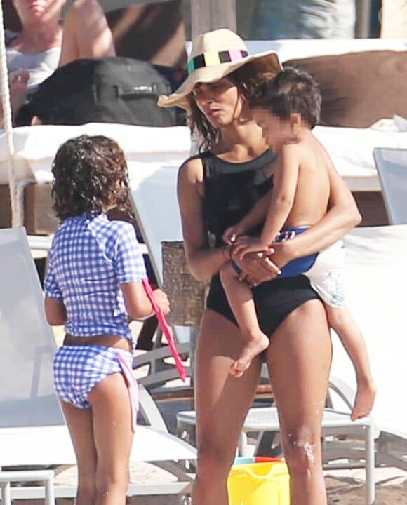 Exclusif - Halle Berry et Olivier Martinez en vacances avec leur fils Maceo et Nahla (fille de Halle Berry et Gabriel Aubry) sur une plage au Mexique, le 23 mars 2016.