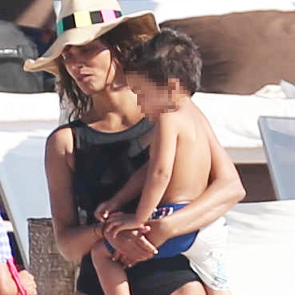 Exclusif - Halle Berry et Olivier Martinez en vacances avec leur fils Maceo et Nahla (fille de Halle Berry et Gabriel Aubry) sur une plage au Mexique, le 23 mars 2016.