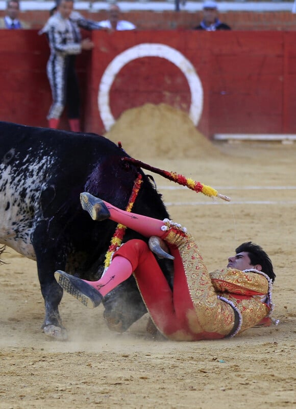 Le torero Victor Barrio, 29 ans, encorné par un taureau à Teruel, Aragon, le 9 juillet 2016. Il est mort très rapidement des suites de sa grave blessure sous l'aisselle.