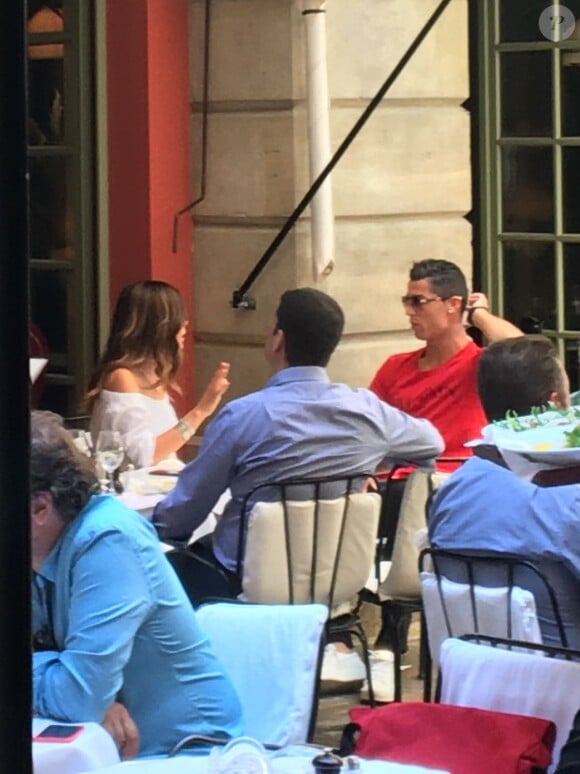 Cristiano Ronaldo déjeune au Costes avec une charmante inconnue, à Paris, jeudi 7 juillet 2016.