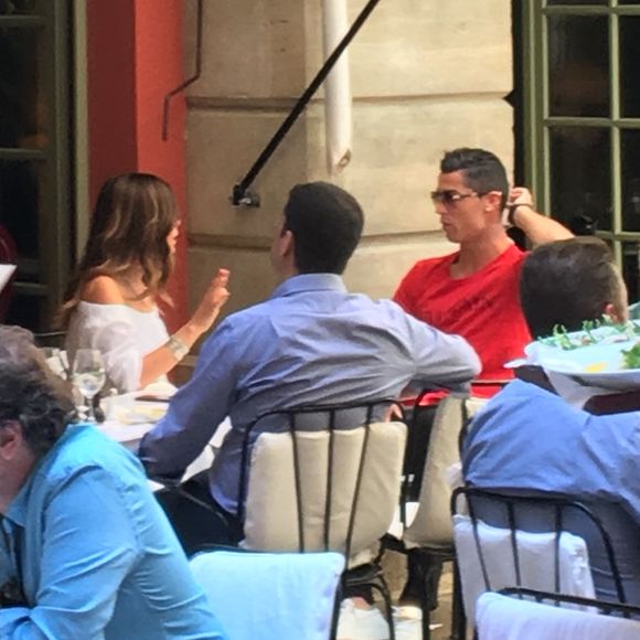 Cristiano Ronaldo déjeune au Costes avec une charmante inconnue, à Paris, jeudi 7 juillet 2016.