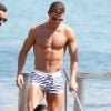 Cristiano Ronaldo très proche d'une jolie brune à Ibiza le 3 juin 2016.