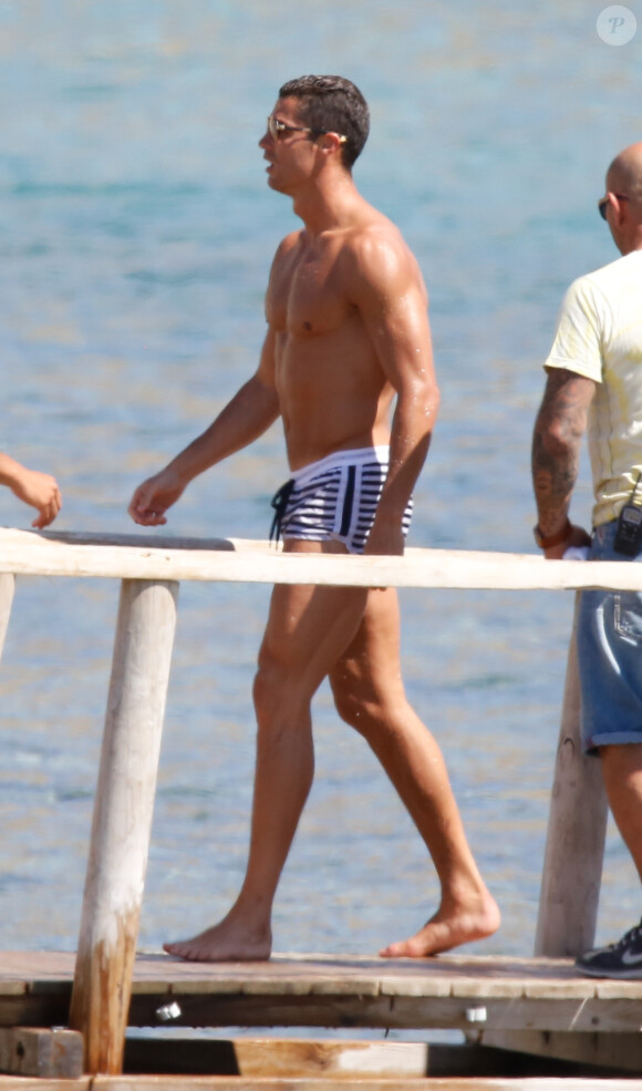 Cristiano Ronaldo très proche d'une jolie brune à Ibiza le 3 juin 2016.