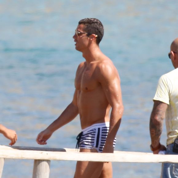 Cristiano Ronaldo très proche d'une jolie brune à Ibiza le 3 juin 2016.