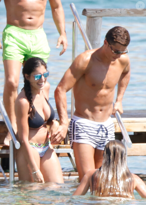 Cristiano Ronaldo très proche d'une jolie brune à Ibiza le 3 juin 2016.