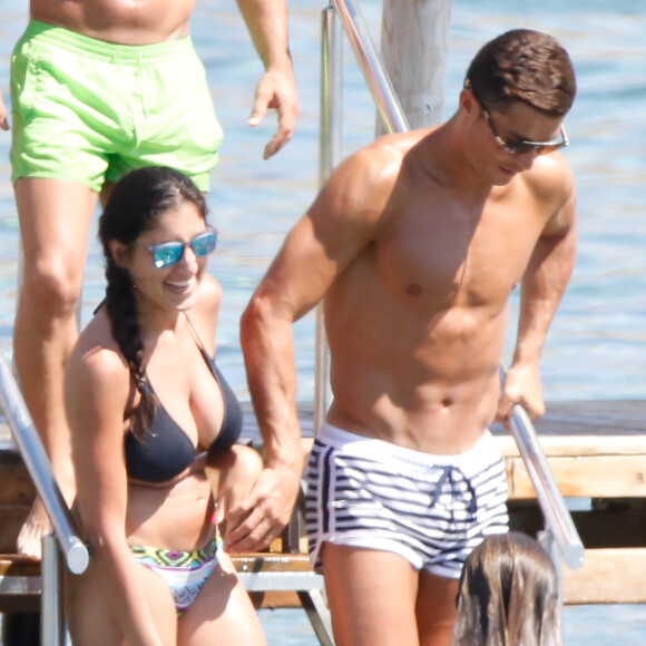 Cristiano Ronaldo très proche d'une jolie brune à Ibiza le 3 juin 2016.