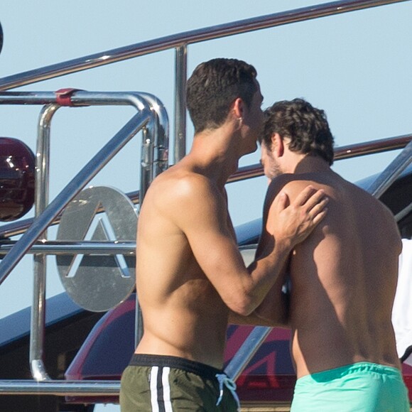 Cristiano Ronaldo en vacances sur un yacht à Ibiza avec des amis, le 31 mai 2016.