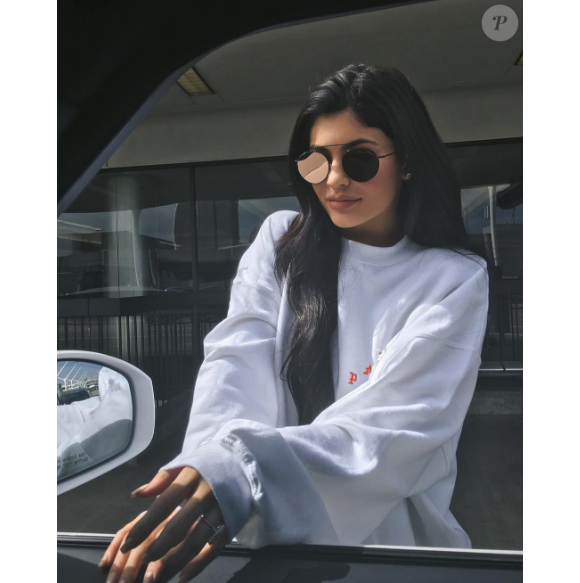 Kylie Jenner la bague au doigt sur une photo d'elle publiée sur sa page Instagram, le 9 juillet 2016