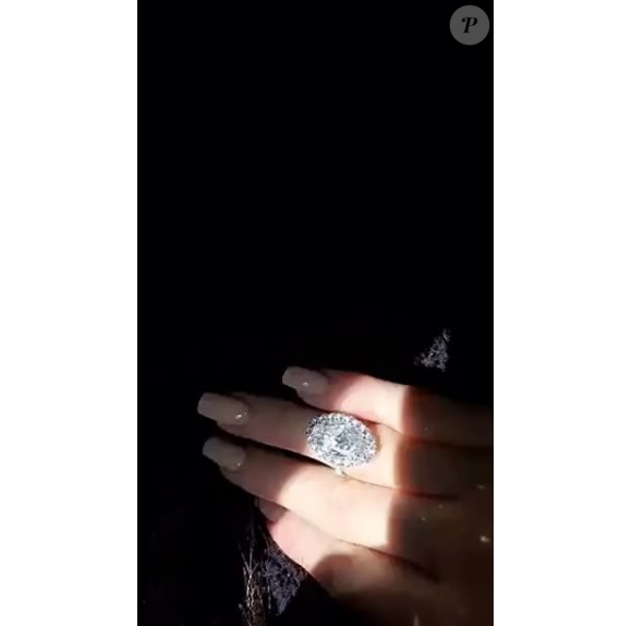 Kylie Jenner et Tyga se sont-ils fiancés ? Les internautes s'interrogent après que Kylie ait publié des photos d'une grosse bague sur Snapchat. Juillet 2016