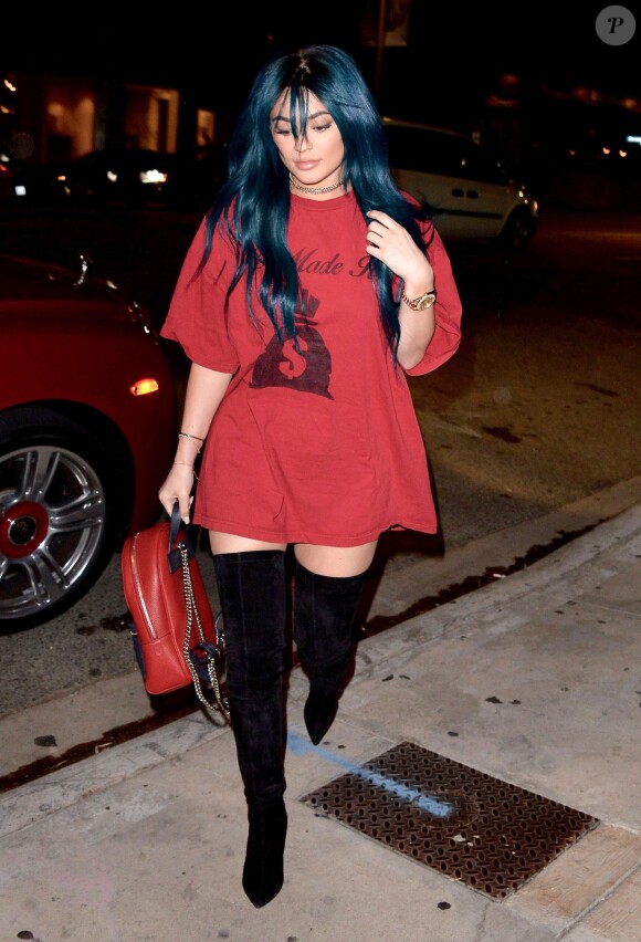 Kylie Jenner (cheveux bleus) va dîner au restaurant Koï à West Hollywood, le 14 juin 2016.