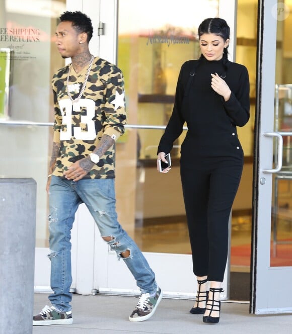 Kylie Jenner et son petit ami Tyga font du shopping au Westfield Mall à Woodland Hills, le 6 octobre 2015