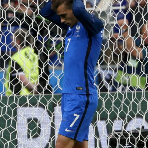 Déception d'Antoine Griezmann après la défaite de l'équipe de France contre le Portugal, en finale de l'EURO 2016, le 10 juillet 2016