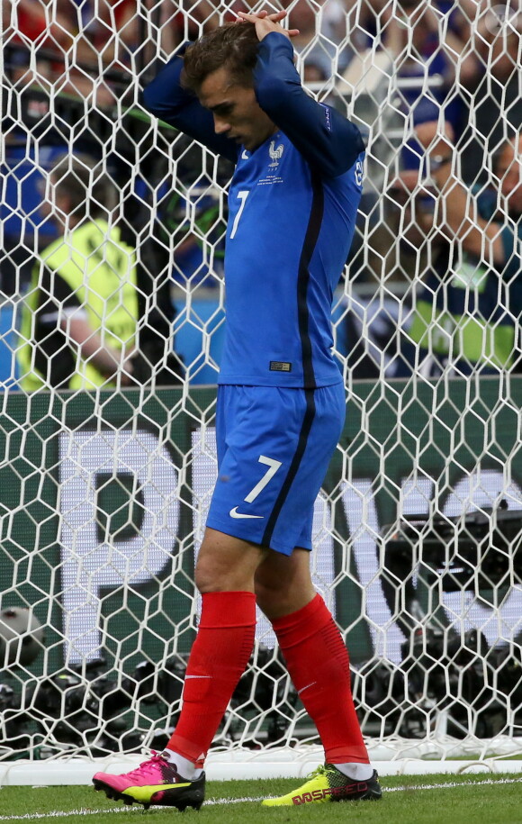 Déception d'Antoine Griezmann après la défaite de l'équipe de France contre le Portugal, en finale de l'EURO 2016, le 10 juillet 2016