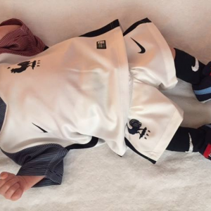 Tom, le fils d'Ingrid Chauvin, porte les couleurs de l'équipe de France de football pour la grande finale de l'Euro 2016. Le 10 juilelt 2016.