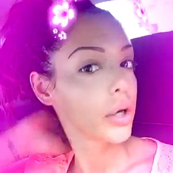 Nabilla Benattia au naturel sur Snapchat, le 12 juillet 2016 : La bimbo mal à l'aise