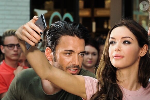 Exclusif - Nabilla Benattia dédicace son livre "Trop Vite" avec son compagnon Thomas Vergara au centre commercial "Merignac Soleil" à Bordeaux, le 26 juin 2016. © Thibaut Moritz-Patrick Bernard/Bestimage