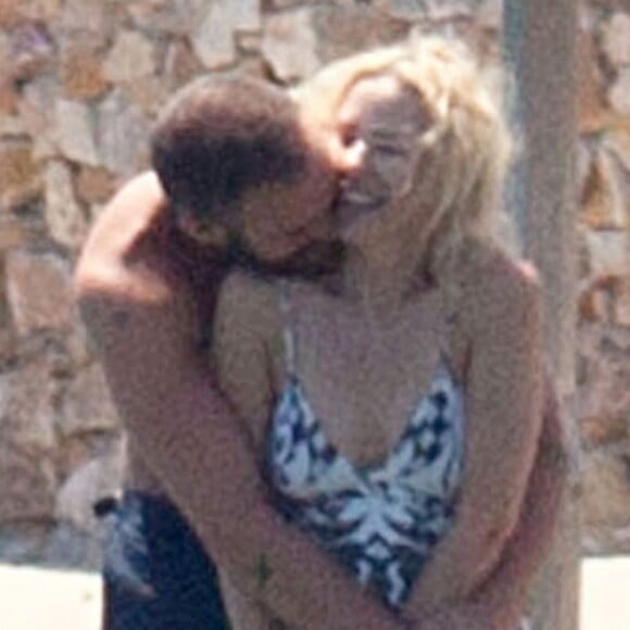 Exclusif - Kylie Minogue et son compagnon Joshua Sasse en vacances sur l'île de Sifnos en Grèce le 23 juin 2016. Le couple serait sur le point de marier très prochainement en Italie.