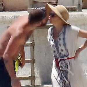 Exclusif - Kylie Minogue et son compagnon Joshua Sasse en vacances sur l'île de Sifnos en Grèce le 23 juin 2016. Le couple serait sur le point de marier très prochainement en Italie.