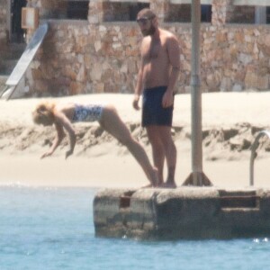 Exclusif - Kylie Minogue et son compagnon Joshua Sasse en vacances sur l'île de Sifnos en Grèce le 23 juin 2016. Le couple serait sur le point de marier très prochainement en Italie.